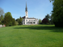 Die Kirche der Katholischen Kirchgemeinde prangt im Hintergrund des Restaurants Villette.