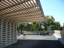 Der neue Holzpavillon inmitten des Parkes lädt zum Verweilen ein.